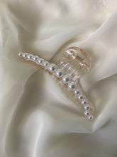 Load image into Gallery viewer, Mini Pearl Elegant Hair Claw Clip
