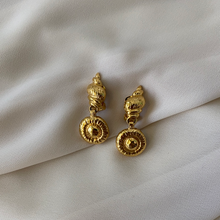 Load image into Gallery viewer, Vintage Gold Conch Clip On Earrings
