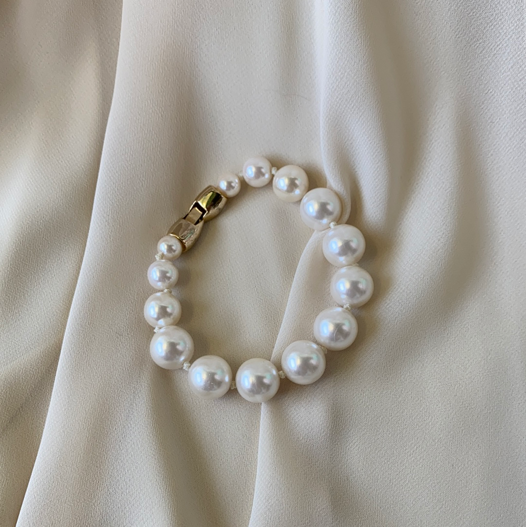 Vintage Gold Clasp Pearl Bracelet
