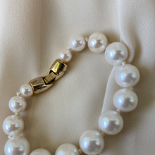 Load image into Gallery viewer, Vintage Gold Clasp Pearl Bracelet
