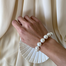 Load image into Gallery viewer, Vintage Gold Clasp Pearl Bracelet
