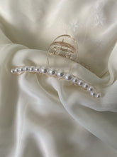 Load image into Gallery viewer, Mini Pearl Elegant Hair Claw Clip
