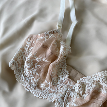 Load image into Gallery viewer, Vintage Wacoal Lace Bra
